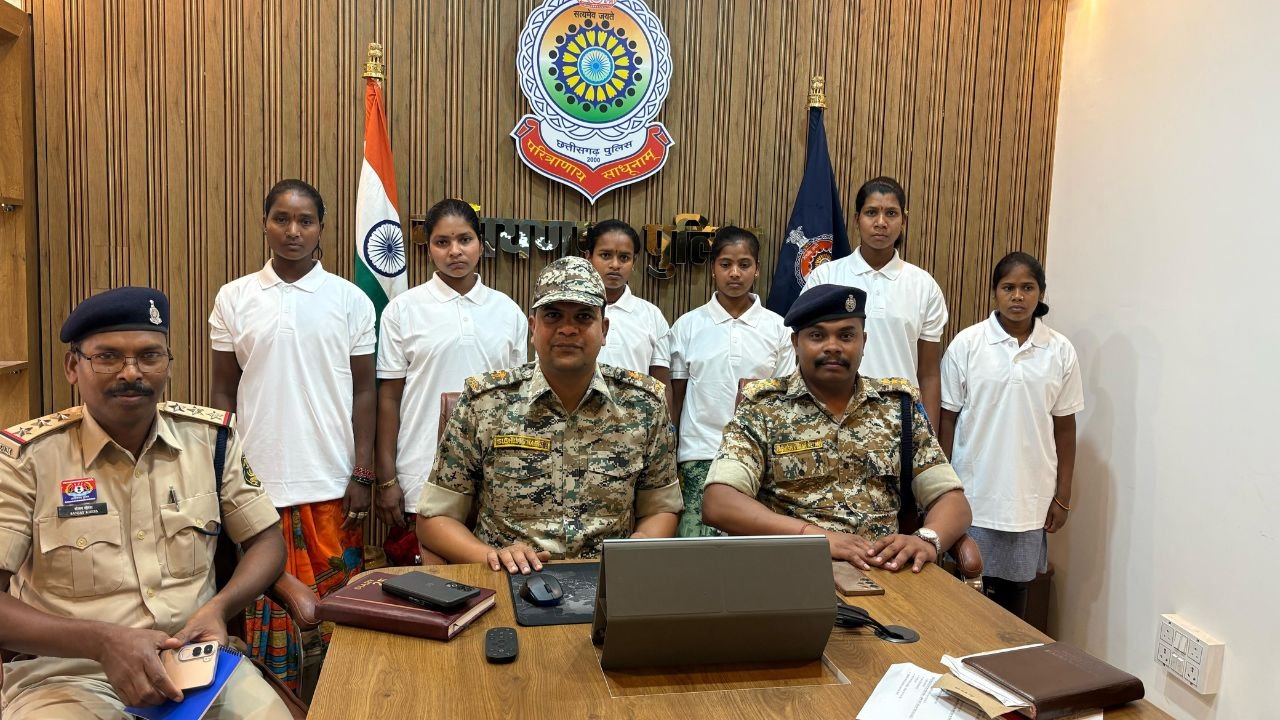 CG News: सरकार की पुनर्वास नीति का असर, 6 इनामी महिला नक्सलियों का आत्मसमर्पण...