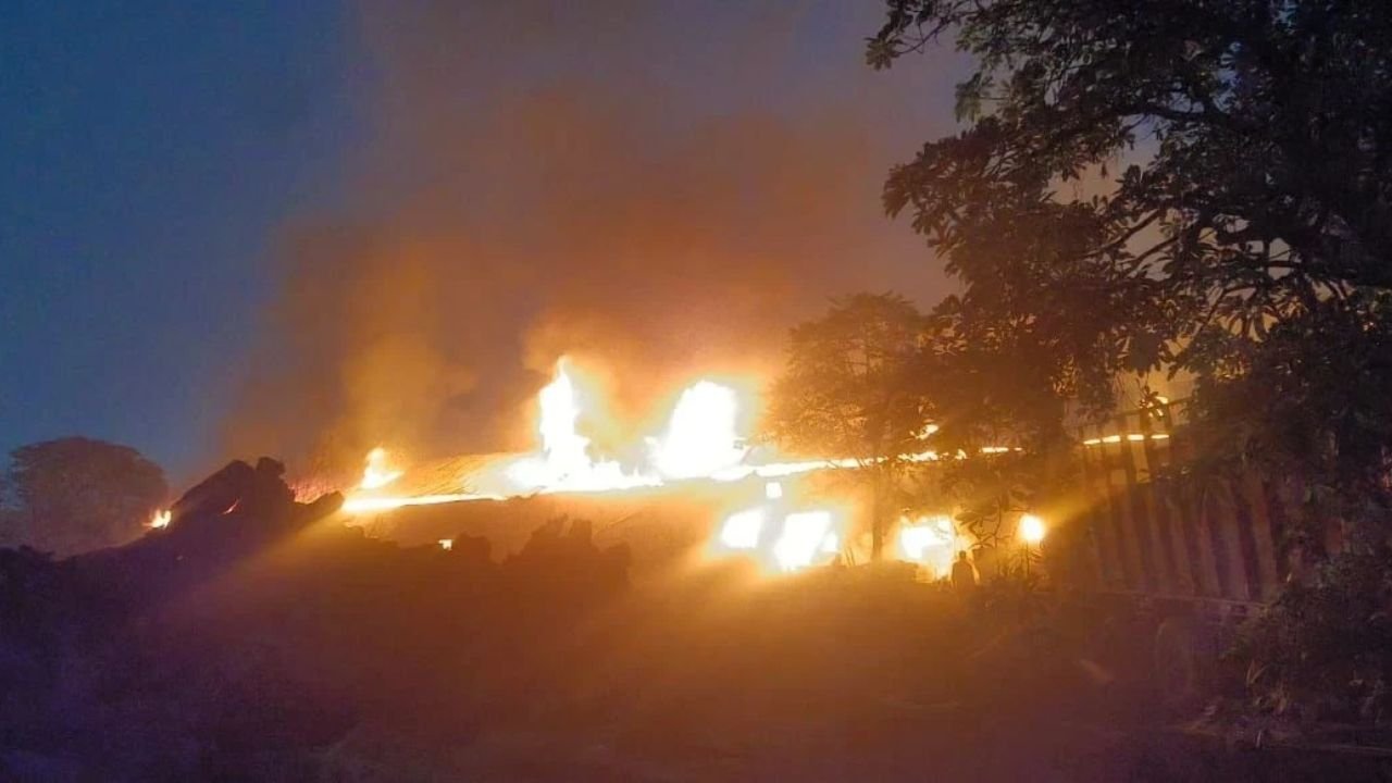 Raipur News: प्लाईवुड फैक्ट्री में लगी भीषण आग, दमकल की टीमें राहत कार्य में जुटीं...