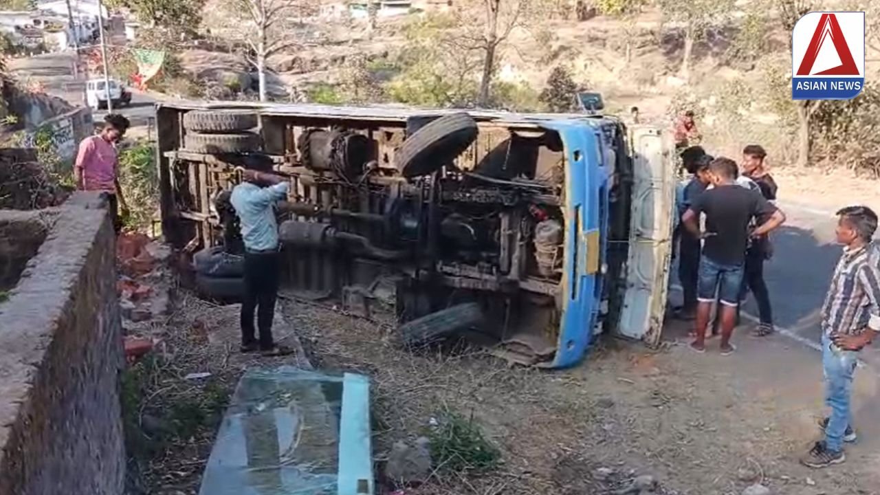 CG News: ब्रेक फेल होने से सवारियों से भरी बस पलटी, कई घायल...