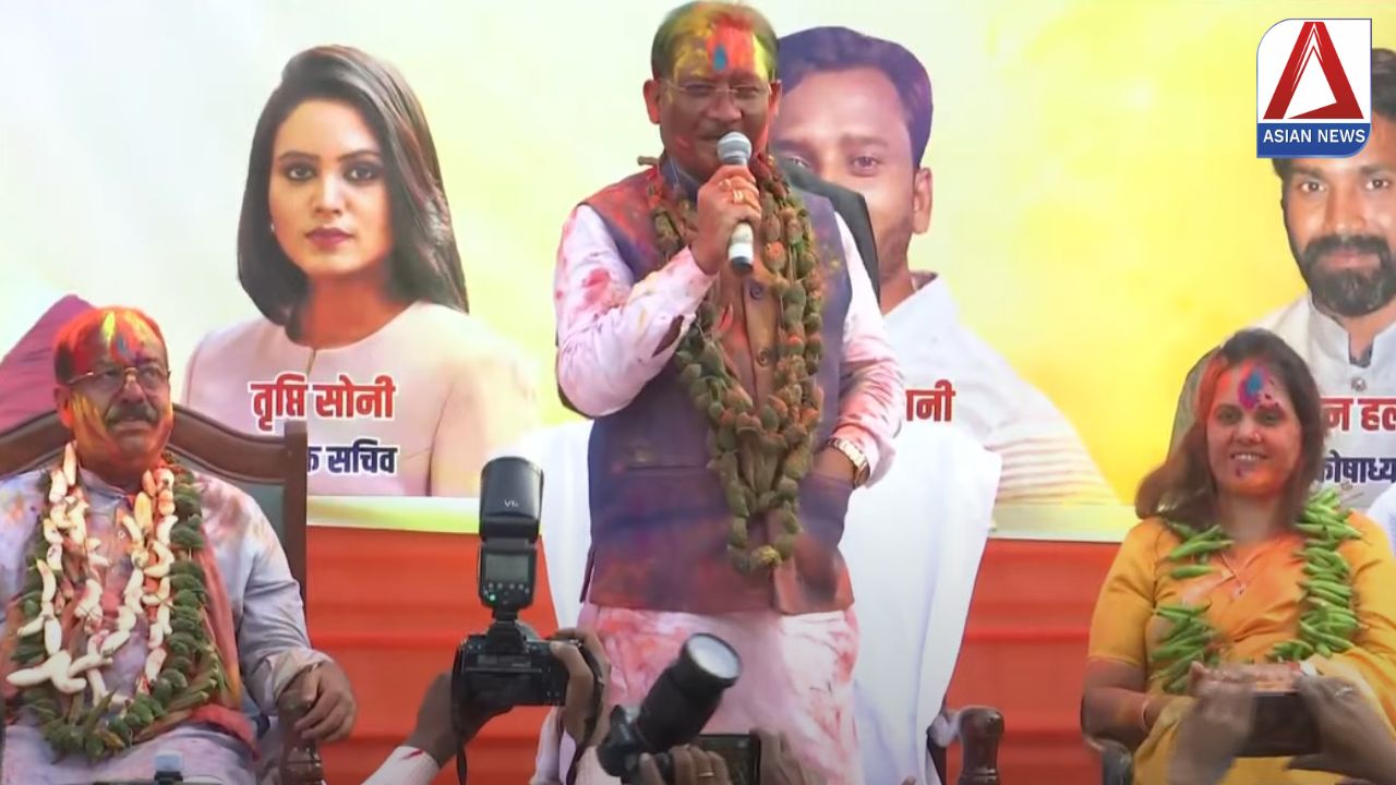 रायपुर प्रेस क्लब में होली मिलन: सीएम साय और डिप्टी सीएम ने पत्रकारों संग खेली होली, भिंडी की माला पहनाकर किया गया स्वागत...