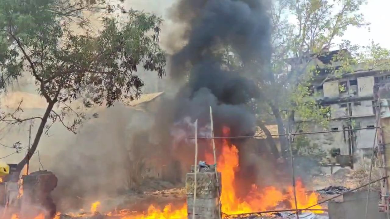 Raipur News : पुरानी नगर निगम बिल्डिंग में लगी भीषण आग...