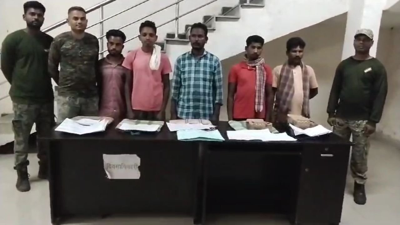 CG News: एक लाख के इनामी नक्सली समेत 5 नक्सली गिरफ्तार, ब्लास्ट सामग्री बरामद...
