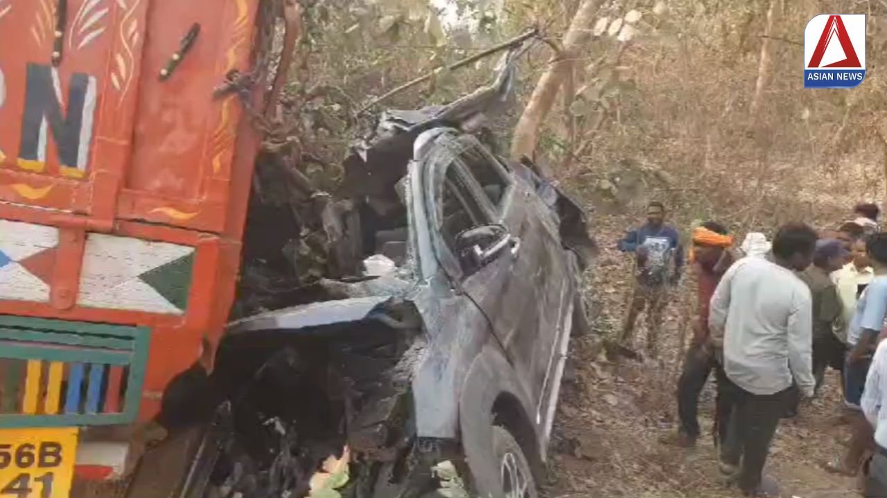 CG Breaking: महासमुंद में भीषण सड़क हादसा, कार-ट्रक टक्कर में 6 की मौत, 1 घायल...