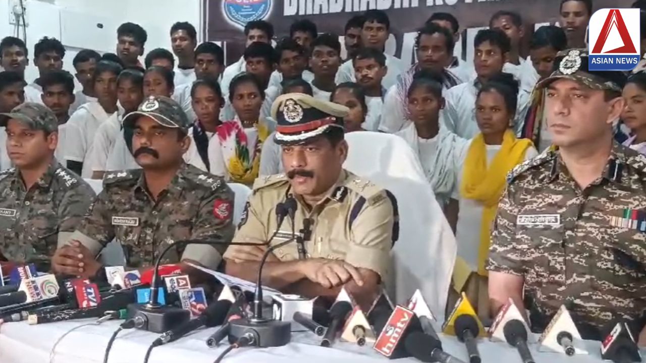 CG Breaking: 16 महिलाएं सहित 64 माओवादियों ने किया आत्मसमर्पण, पुलिस के सामने डाले हथियार...