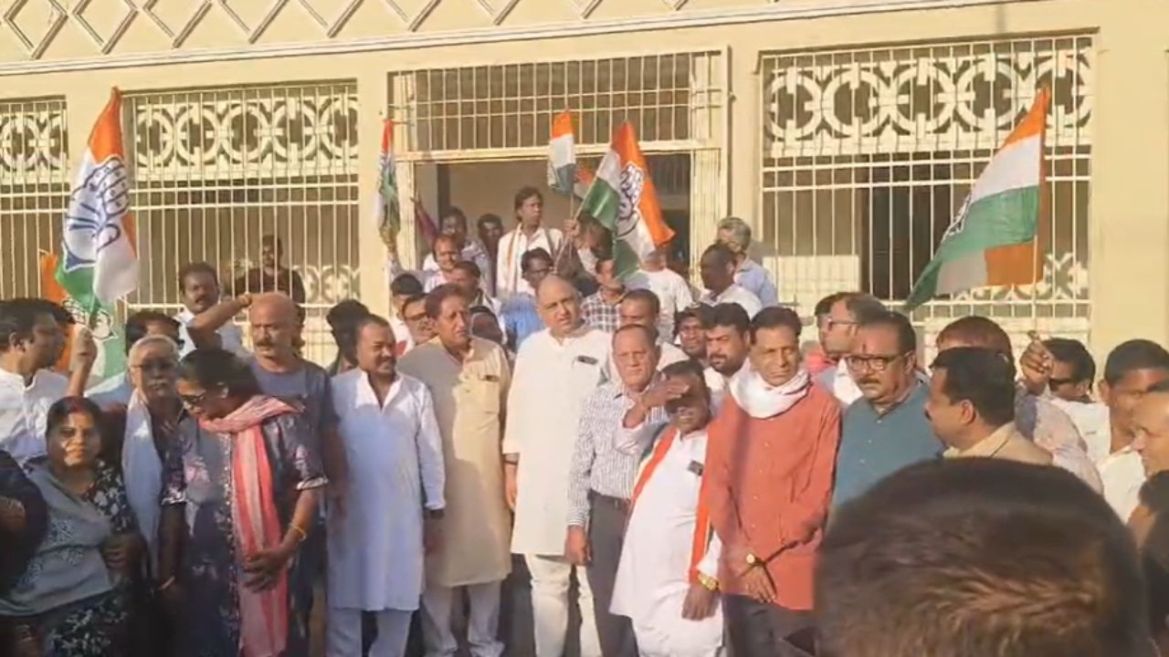 Raipur Breaking: ED के छापे के विरोध में कांग्रेस का प्रदर्शन, किया पुतला दहन...