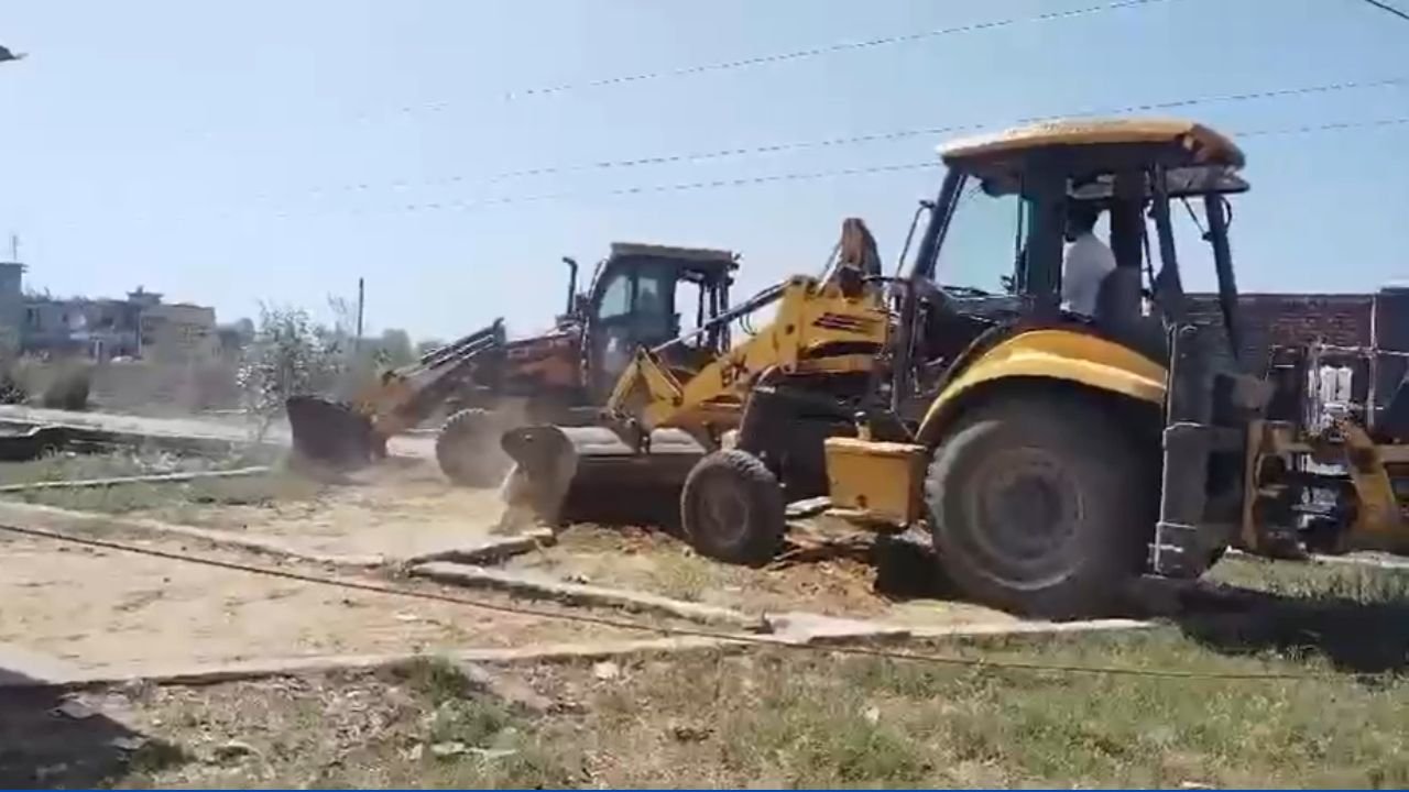 UP News: MDA की बड़ी कार्रवाई, 20 बीघा अवैध कॉलोनी पर चला बुलडोजर...