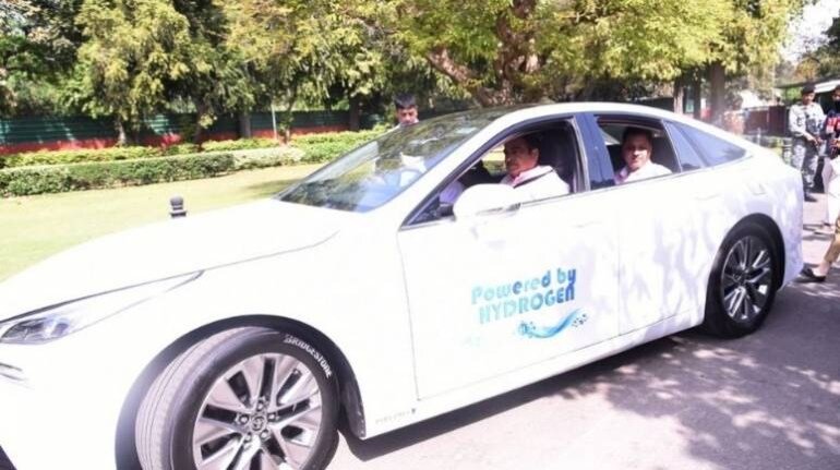 Union Minister Nitin Gadkari reached Parliament in a hydrogen car: हाइड्रोजन कार से संसद पहुंचे केंद्रीय मंत्री नितिन गडकरी...