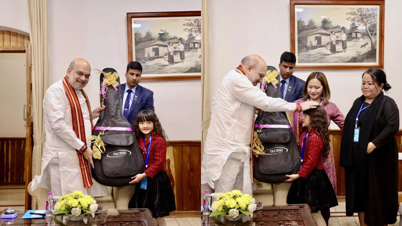 एस्थर की मधुर आवाज ने अमित शाह का जीता दिल, तोहफे में दिया गिटार...