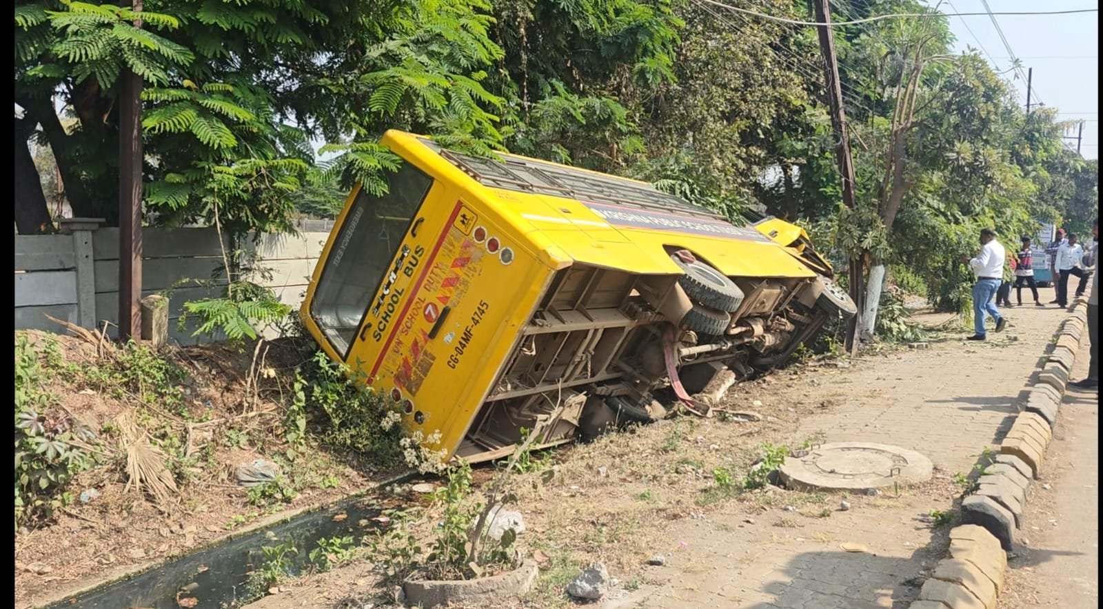 कृष्णा पब्लिक स्कूल की बस अनियंत्रित होकर पलटी, बाल-बाल बचे