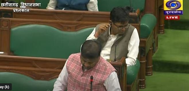 CG Assembly Budget Session: ट्राइबल छात्रावासों में मौतों पर बवाल, मंत्री के जवाब से असंतुष्ट विपक्ष का वॉकआउट