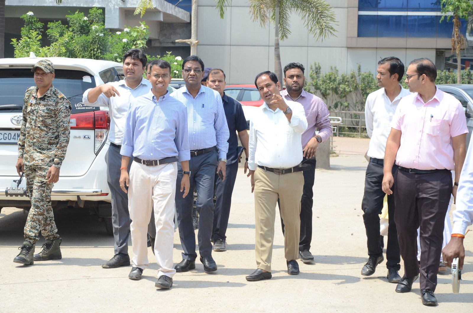 Raipur News: जिला अस्पताल परिसर में नई बिल्डिंग के लिए स्थल चिन्हित, कलेक्टर ने किया निरीक्षण...