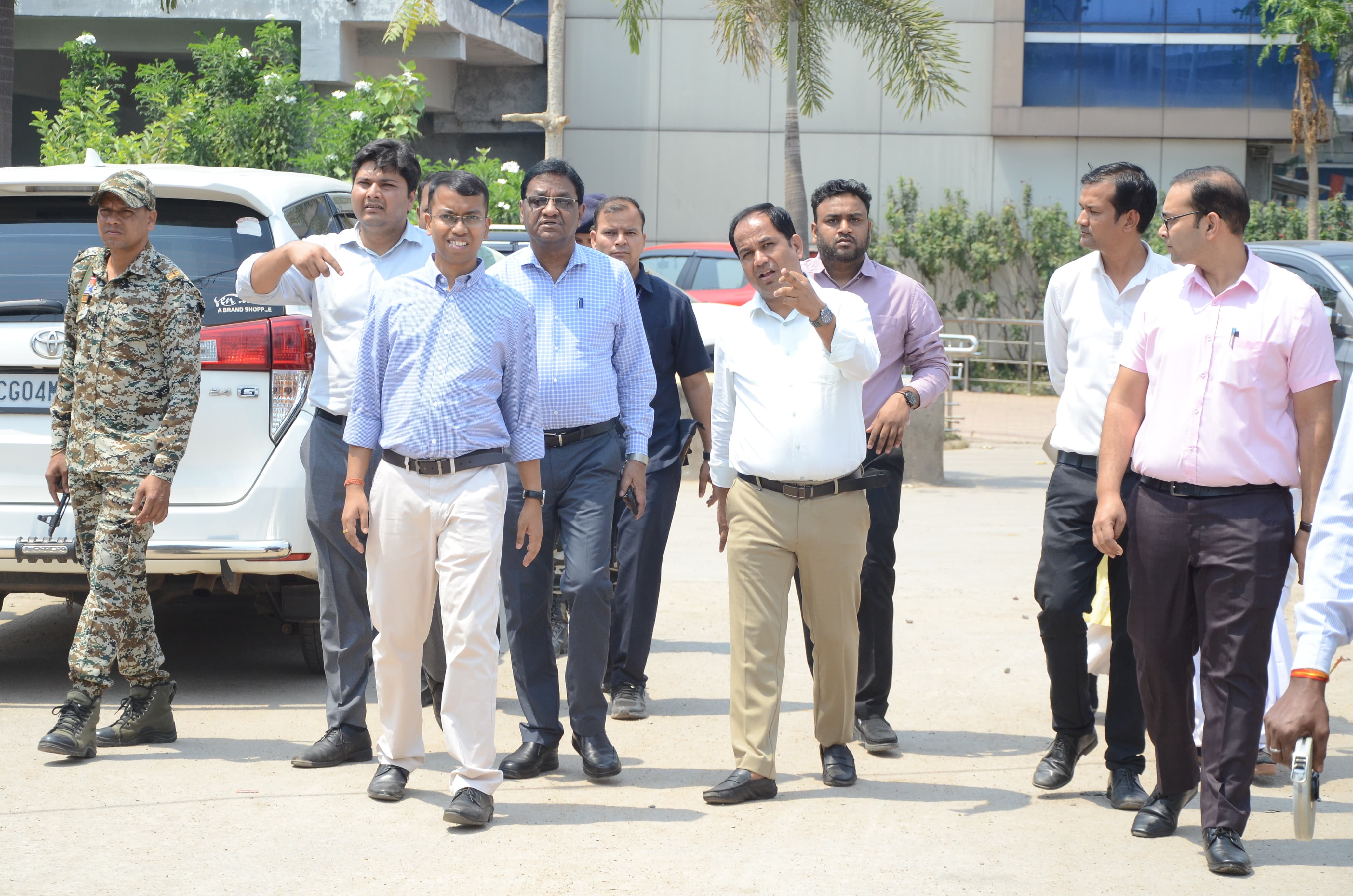 Raipur News: जिला अस्पताल परिसर में नई बिल्डिंग के लिए स्थल चिन्हित, कलेक्टर ने किया निरीक्षण...