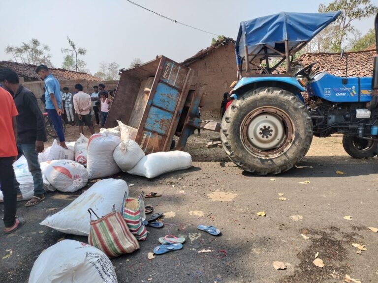 CG News : अनियंत्रित ट्रैक्टर ट्राली पलटी, 20 से अधिक लोग घायल...