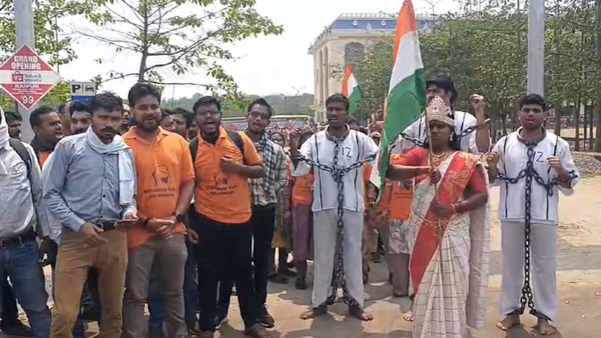 Raipur City News: समायोजन की मांग कर रहे बीएड सहायक शिक्षक, भगत सिंह, राजगुरु और सुखदेव की वेशभूषा में निकाली रैली, प्रदर्शनकारियों को पुलिस ने रोका