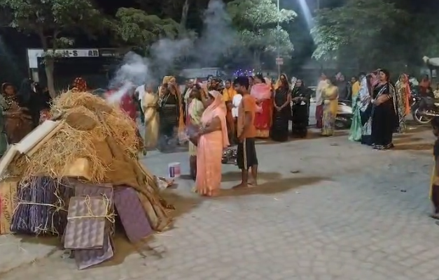 नवरात्रि के पहले दिन महिलाएं जलाती है होली