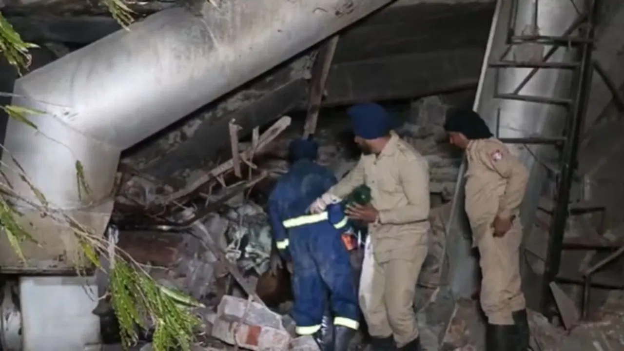 लुधियाना में बड़ा हादसा, फैक्ट्री की इमारत गिरी, रेस्क्यू ऑपरेशन जारी...