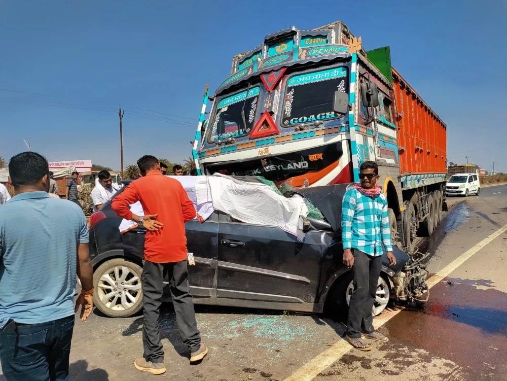 Raipur Breaking : तेज रफ्तार कार ट्रक से टकराई, 5 लोगों की मौत...