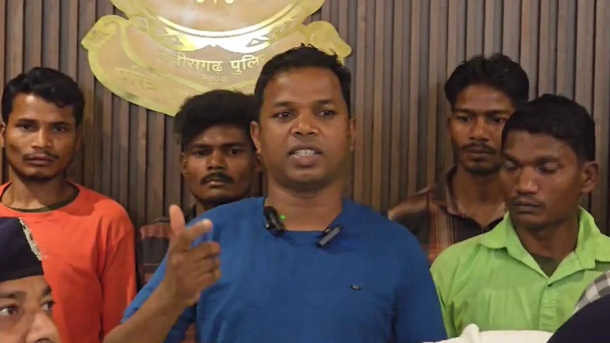 Naxalite Surrender : गंगालूर एरिया कमेटी के DVCM दिनेश मोडियाम समेत 17 नक्सलियों ने किया समर्पण...