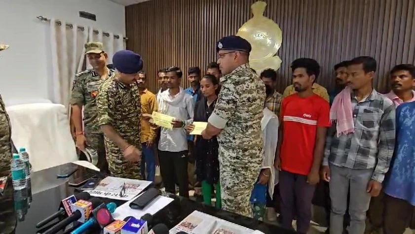 Naxalite Surrender : 19 माओवादियों ने किया सरेंडर, 10 पर था इनाम...
