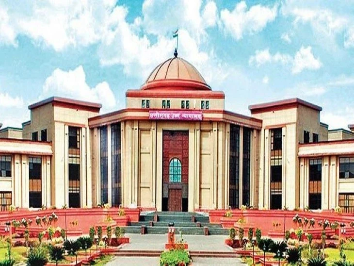छत्तीसगढ़ हाईकोर्ट का अहम फैसला: संविदा और दैनिक वेतनभोगी कर्मचारियों को 4 महीने में नियमित करने का आदेश...