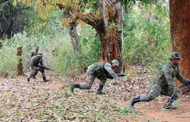 Naxal Encounter: बीजापुर के गंगालूर में नक्सली मुठभेड़, एक माओवादी ढेर, रुक- रुक कर फायरिंग जारी