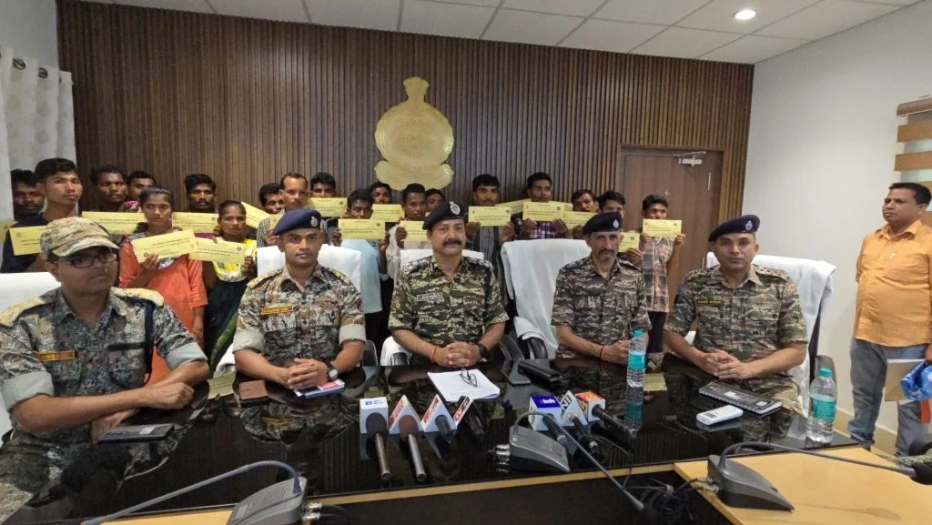 Naxalite Surrender : 11 लाख के 6 इनामी समेत 22 नक्सलियों ने किया आत्मसमर्पण, एंटी नक्सल ऑपरेशन का बढ़ा दबाव...