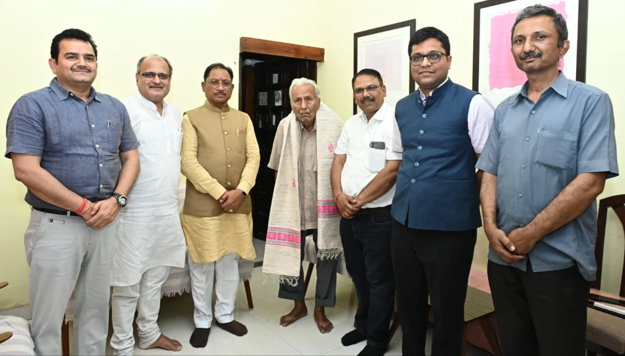 CG News : CM साय ने साहित्यकार विनोद कुमार शुक्ल के निवास पहुंचकर की मुलाकात, ज्ञानपीठ सम्मान की घोषणा पर दी बधाई...