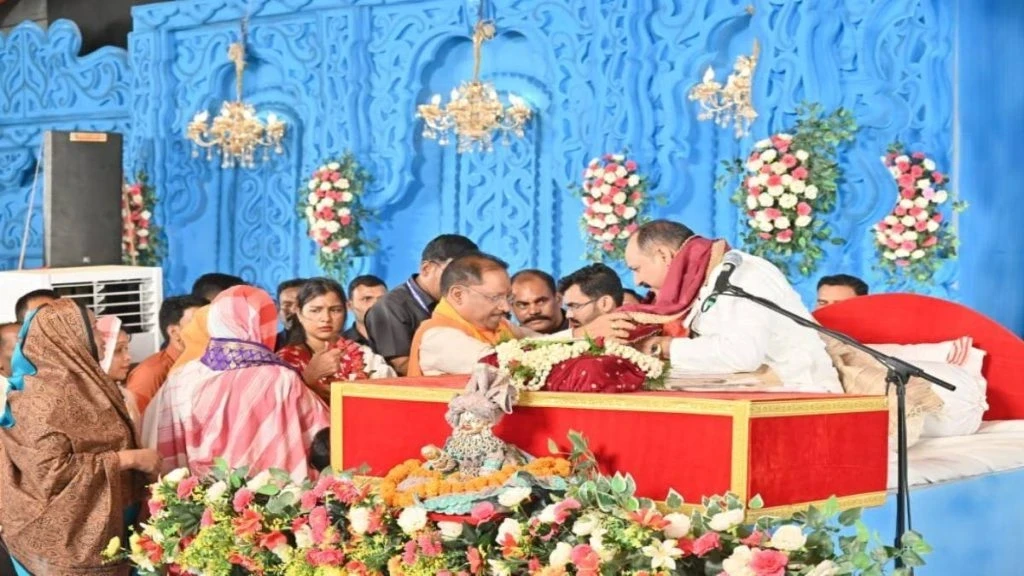 CG News : शिव महापुराण कथा में शामिल हुए सीएम साय, बोले- पं. प्रदीप मिश्रा का आशीर्वाद जशपुर के लिए सौभाग्य... CG News : शिव महापुराण कथा में शामिल हुए सीएम साय, बोले- पं. प्रदीप मिश्रा का आशीर्वाद जशपुर के लिए सौभाग्य...