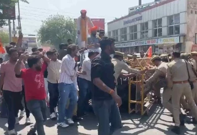 Big Breaking : करनी सेना ने सपा सांसद रामजी लाल सुमन के घर पर किया हमला, राणा सांगा को ‘गद्दार’ कहने पर बवाल...