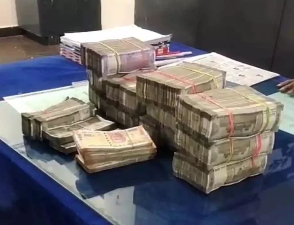 CG News : पुलिस ने संदिग्ध कार से 53 लाख रुपये किए बरामद, आयकर विभाग करेगा जांच...