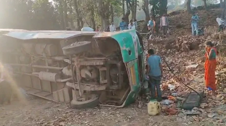 CG News : तेज रफ्तार बस पलटी, कई यात्री घायल, ड्राइवर फरार...