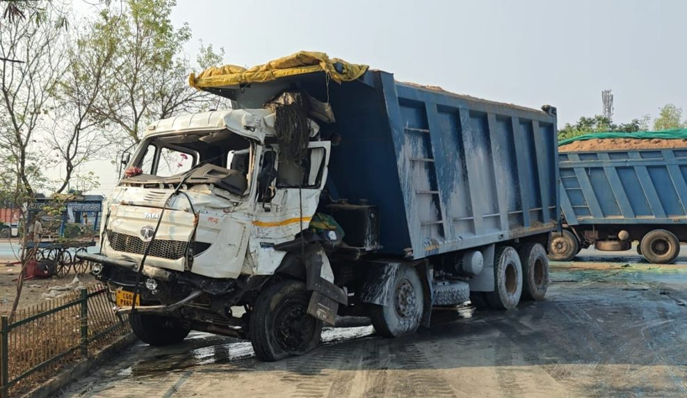 रूट पर ट्रकों की भिड़ंत