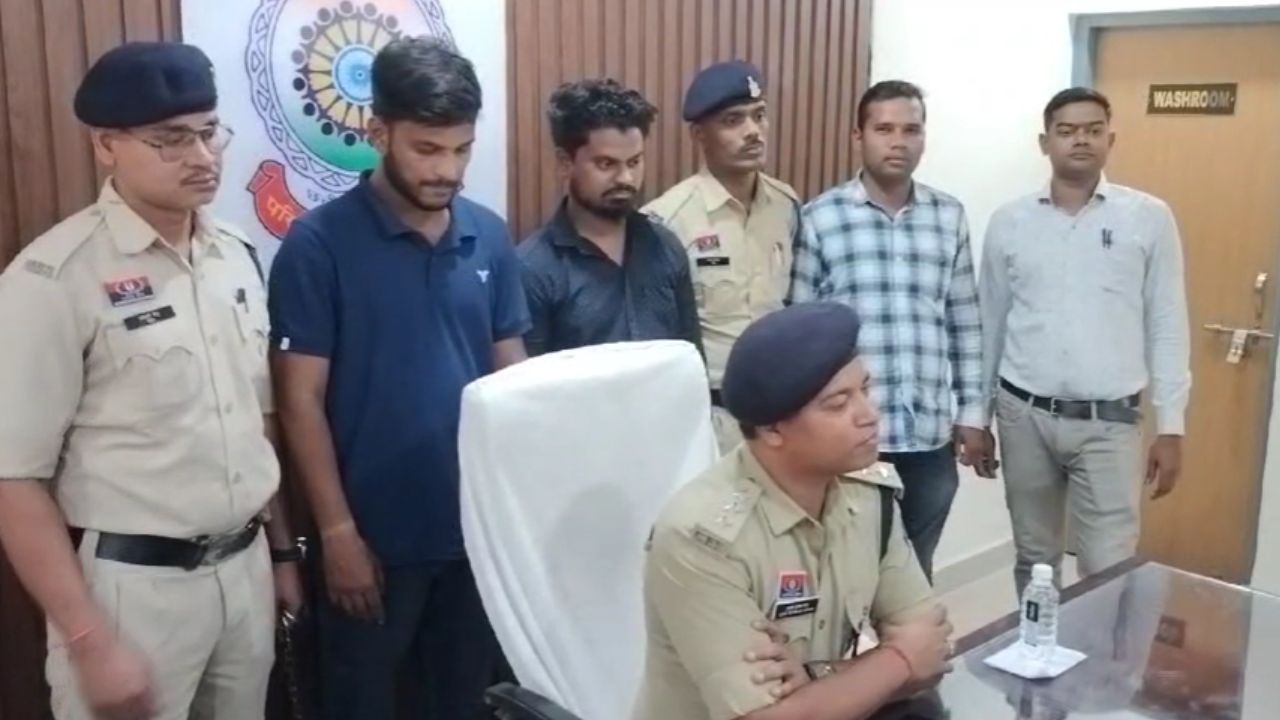CG News: दुर्ग पुलिस की बड़ी कार्रवाई, नशीली सिरप और गोलियों का जखीरा बरामद... CG News: दुर्ग पुलिस की बड़ी कार्रवाई, नशीली सिरप और गोलियों का जखीरा बरामद...