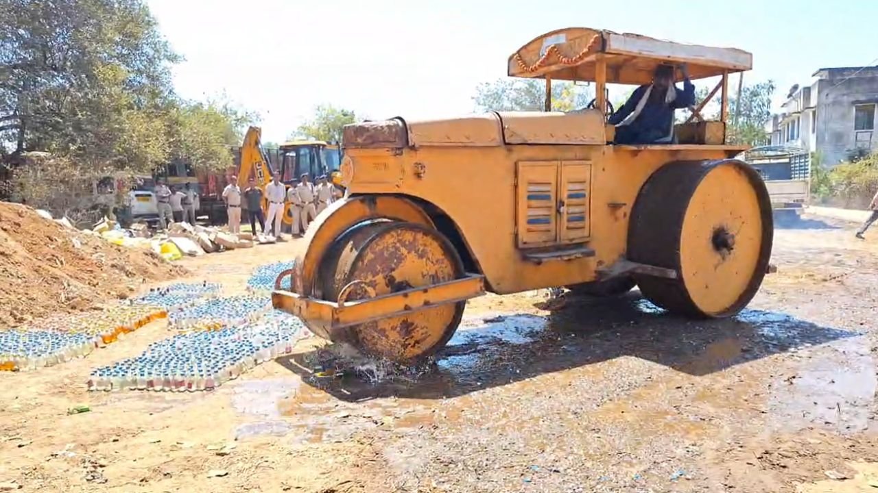 CG News: अवैध शराब पर चला पुलिस का रोलर, एसपी के निर्देश पर हुई कार्रवाई...