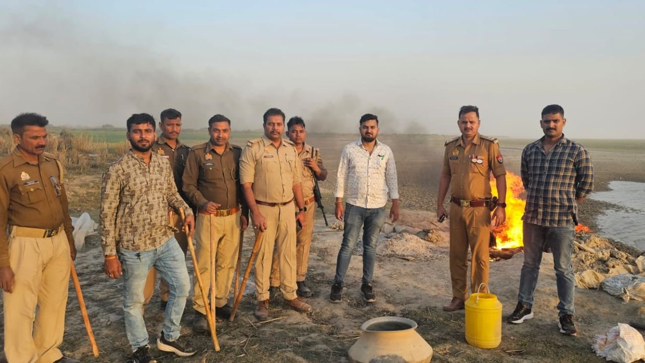 UP News: बस्ती में अवैध शराब पर बड़ी कार्रवाई, पुलिस ने की छापेमारी...