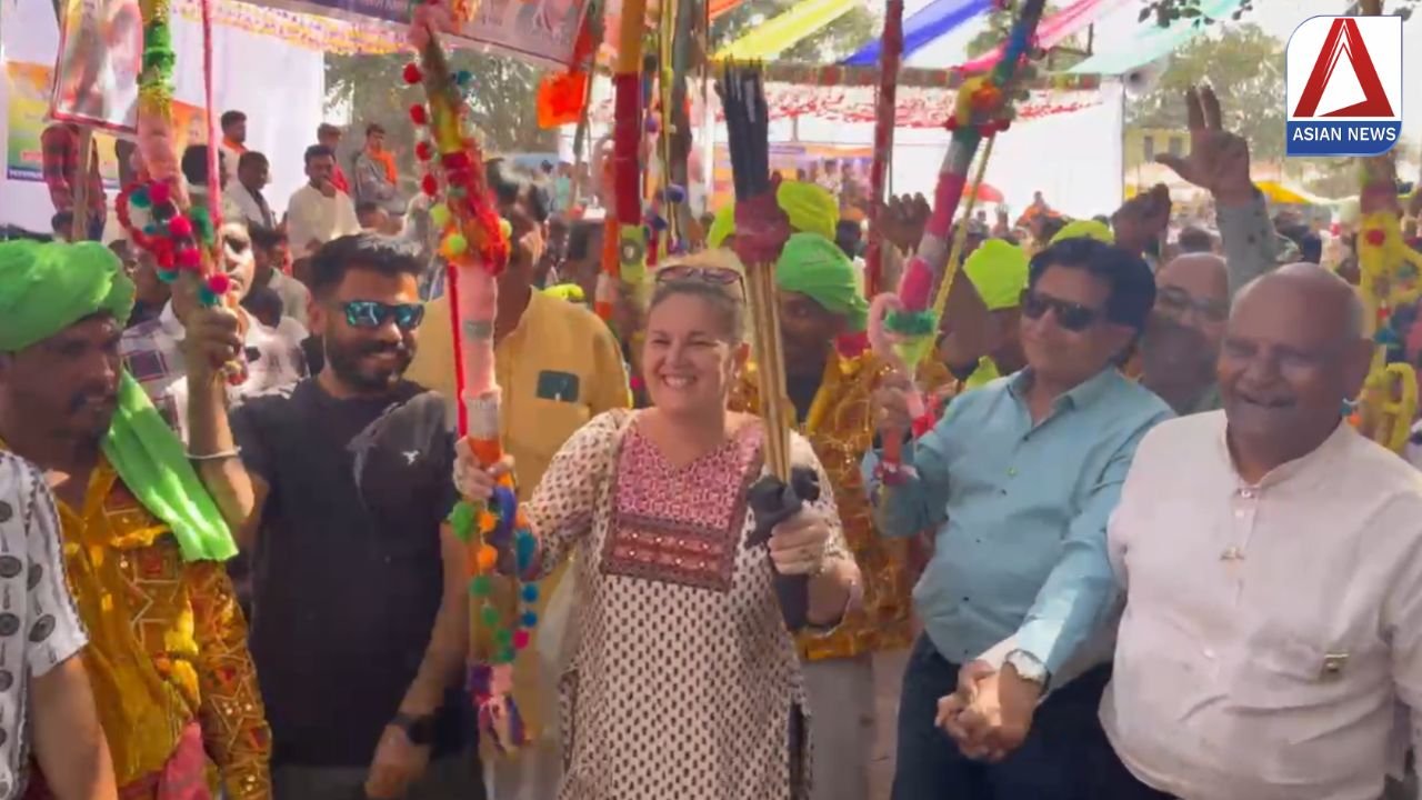 MP News: पर्यटन नगरी मांडू में भगोरिया मेले की धूम, विदेशी सैलानियों पर चढ़ा आदिवासी संस्कृति का रंग...