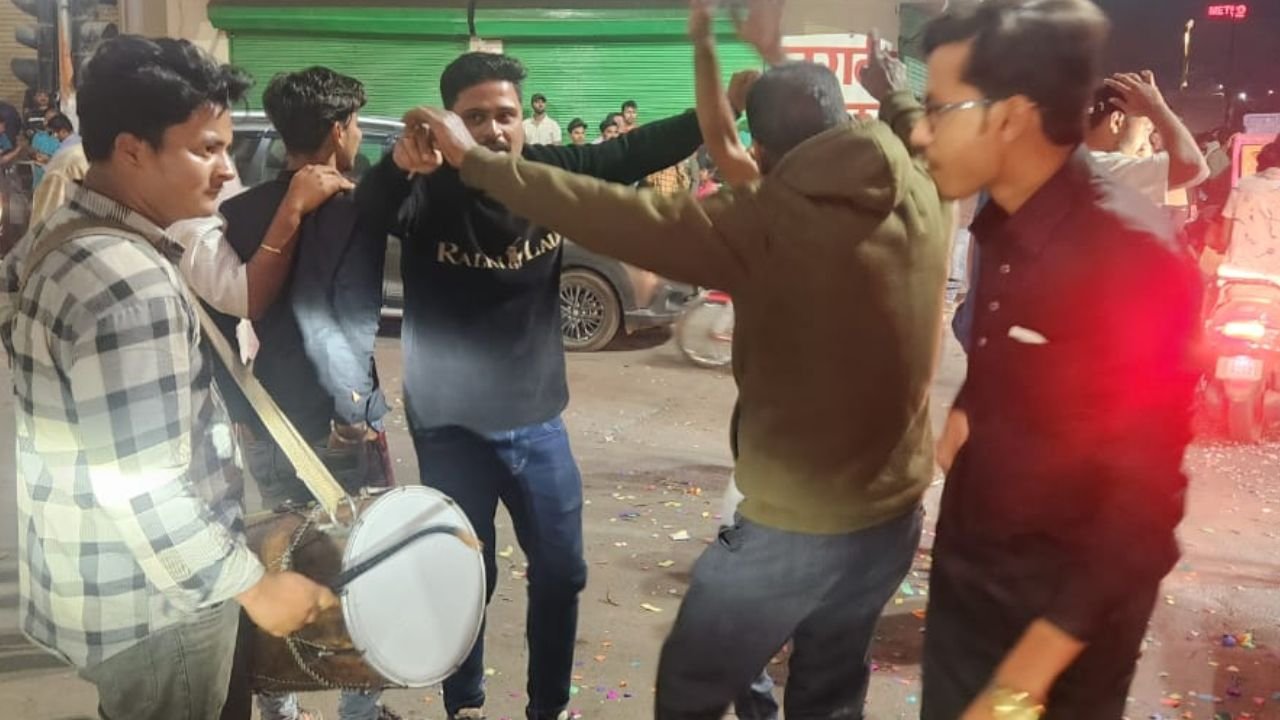 CG News: चैंपियंस ट्रॉफी जीतने के बाद जश्न, ढोल-नगाड़ों संग सड़कों पर उमड़े लोग...