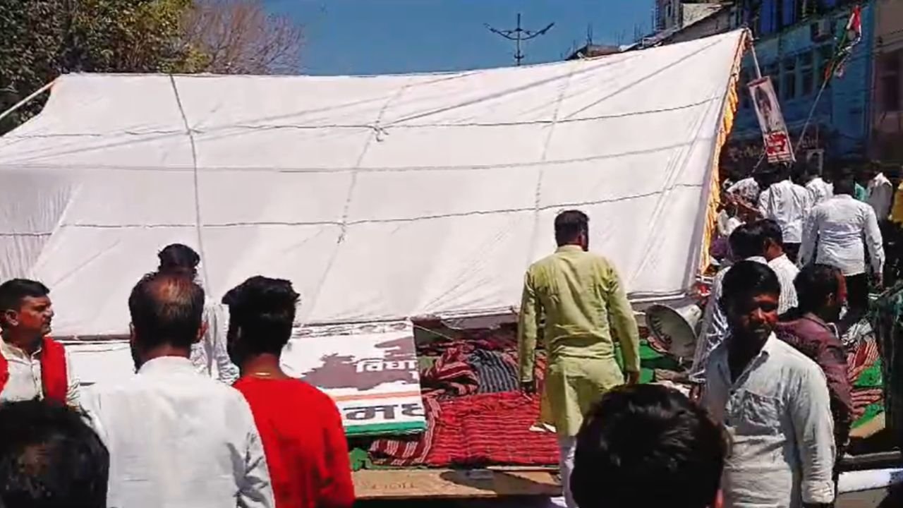 MP News: प्रदर्शन के दौरान कांग्रेस का मंच टूटा, 7 से ज्यादा कार्यकर्ता घायल...