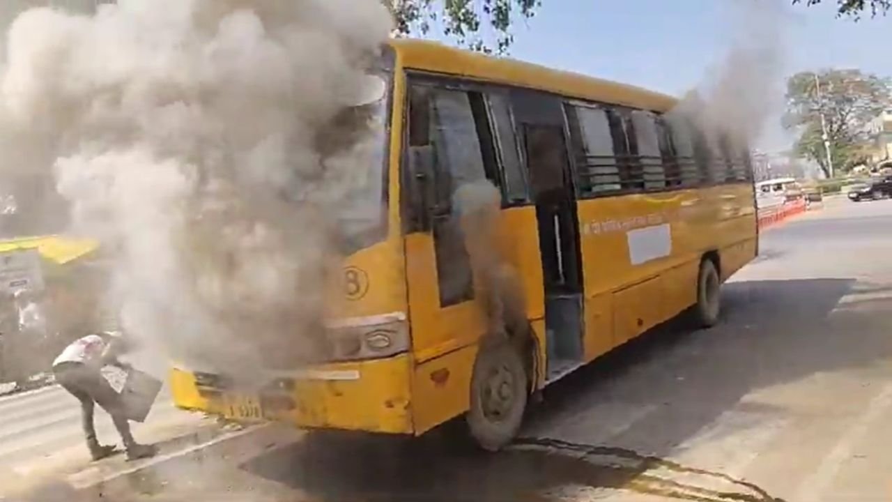 UP News: स्कूली बस में अचानक लगी आग, अफरा-तफरी मची...