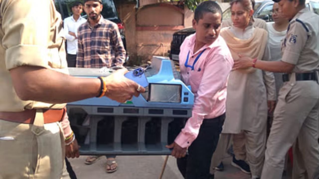 ED Raid in Bhupesh Baghel House: भूपेश बघेल के घर ED की रेड पर बवाल, ईडी ने मंगवाई नोट गिनने की मशीन...