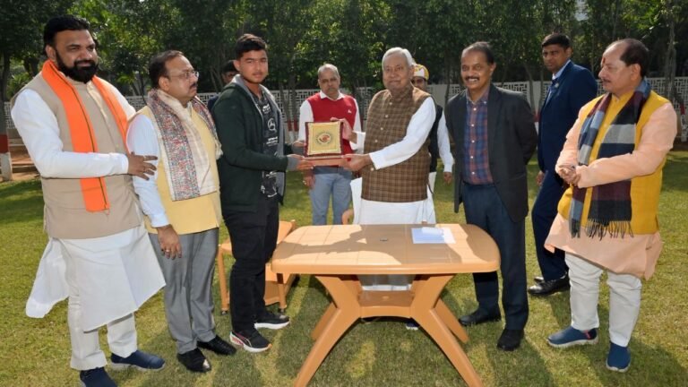 Vaibhav Suryavanshi : 14 साल के वैभव सूर्यवंशी ने रचा नया कीर्तिमान, सीएम नीतीश कुमार ने की पुरस्कार राशि की घोषणा...