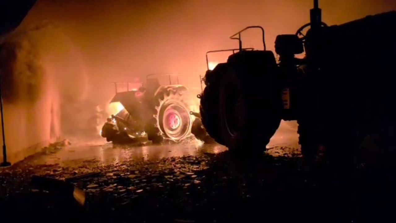 CG Breaking: महिंद्रा ट्रैक्टर शोरूम में लगी भीषण आग, कई ट्रैक्टर जलकर खाक...