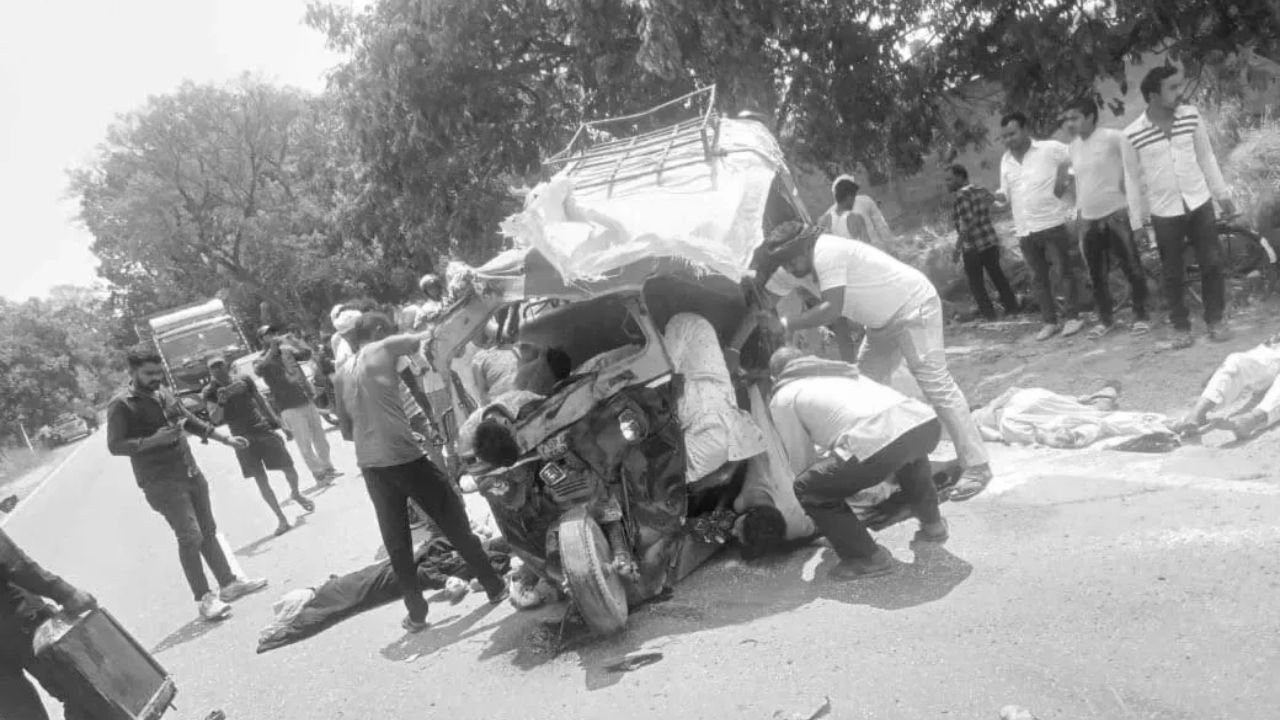 UP News: तेज रफ्तार बस और टेम्पो की भिड़ंत, एक ही परिवार के 5 लोगों की मौत, 11 घायल...