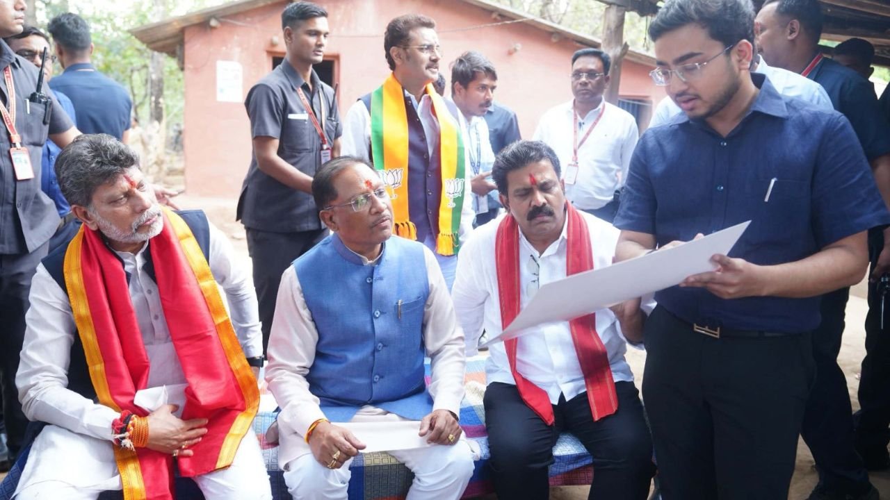 CG News: CM साय ने शुरू किया "मोर दुआर-साय सरकार महाअभियान", हर गरीब को मिलेगा पक्का मकान...