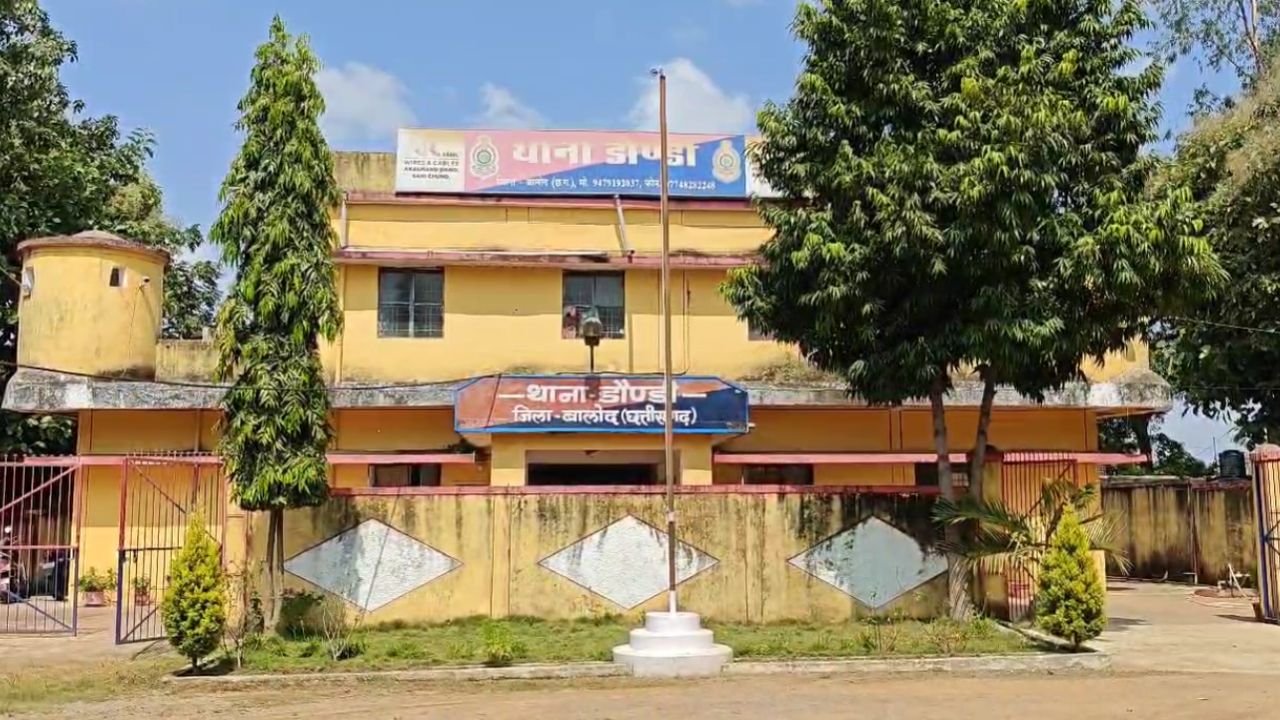 CG Breaking: आग में झुलसी महिला की मौत, पति पर हत्या का आरोप, ग्रामीणों ने थाने का किया घेराव... 3 Dev 2025 04 16T151434.053