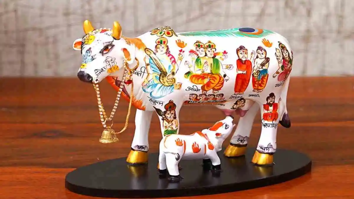 घर में कामधेनु गाय की मूर्ति रखने से मिलेंगे शुभ फल, जानिए सही दिशा और नियम...
