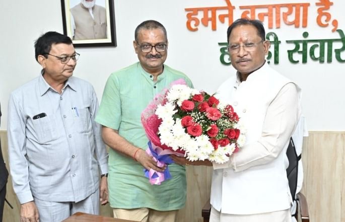 Newly appointed chairman of corporation-board met Chief Minister Vishnudev Sai, CM congratulated him for a successful tenure, Industry Minister Lakhanlal Devangan was also present