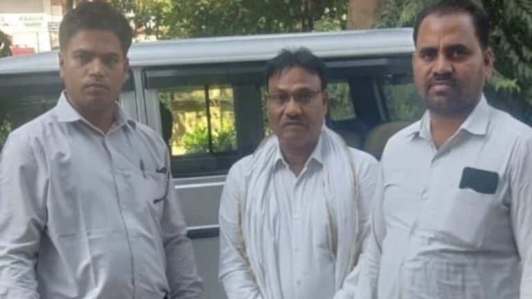 CG News : रिश्वतखोरी के मामले में फरार चल रहे राजस्व निरीक्षक ने किया सरेंडर, कोर्ट ने भेजा जेल...