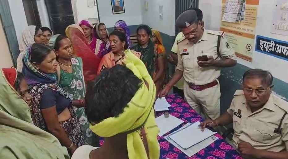 CG Breaking: आग में झुलसी महिला की मौत, पति पर हत्या का आरोप, ग्रामीणों ने थाने का किया घेराव... 2 WhatsApp Image 2025 04 16 at 2.56.15 PM