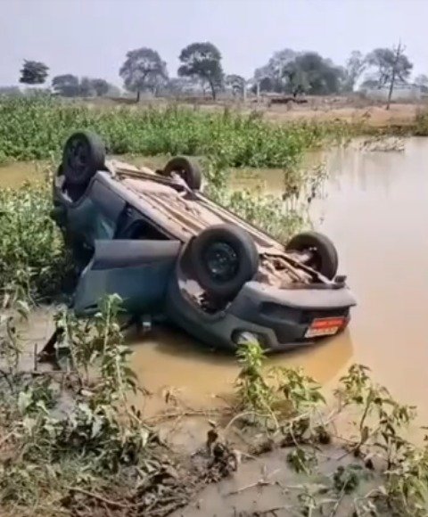 CG Accident: जगदलपुर जाते समय नायब तहसीलदार की पलटी कार, बाल-बाल बचीं... 3 WhatsApp Image 2025 04 21 at 6.34.26 PM